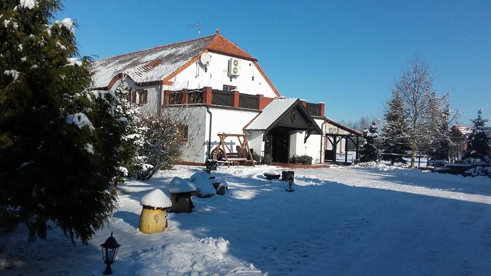 Hotel Stara Stajnia Pleszew Exterior photo